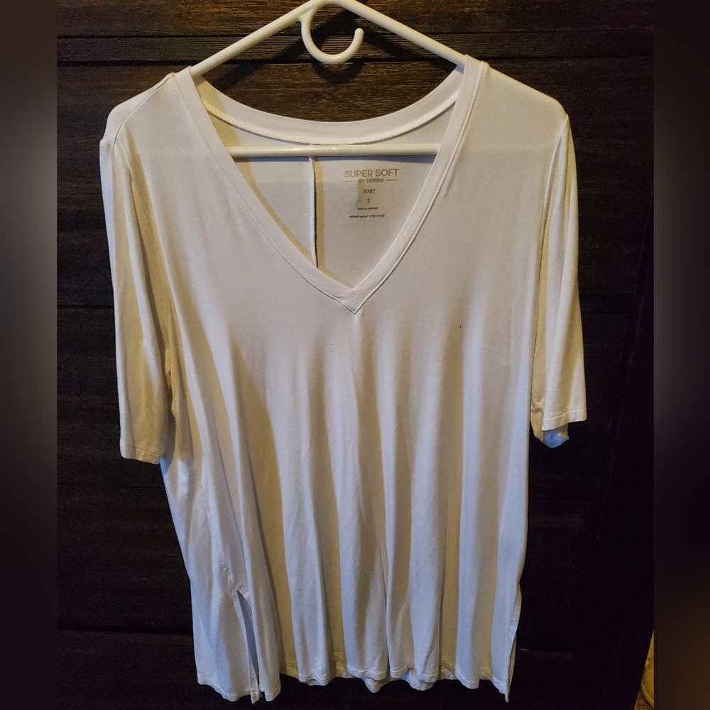 torrid, Size 1, White V-Neck Short Sleeve Tee With Side Slits
